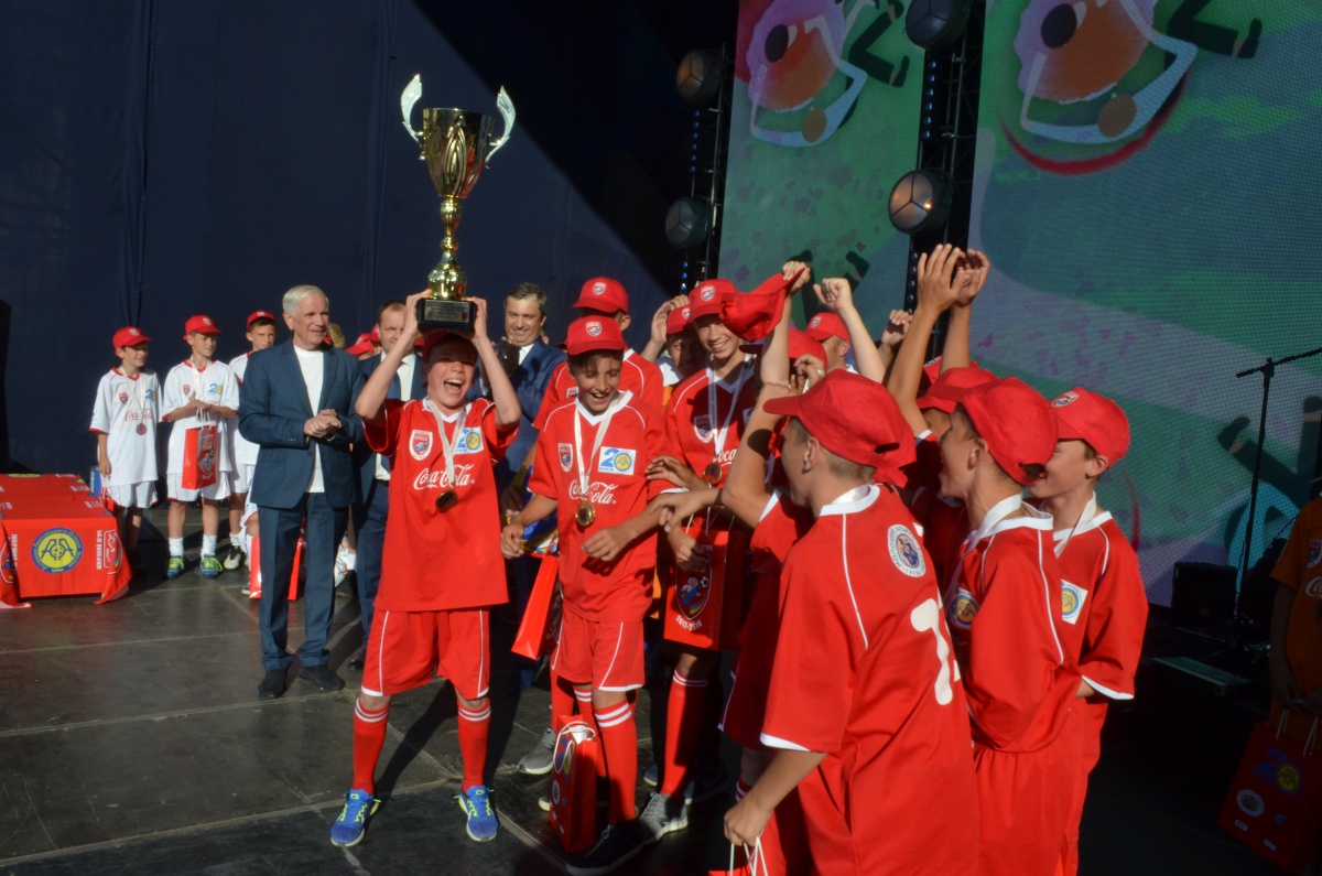 На Контрактовій площі під час Київського балу вшанували фіналістів Всеукраїнського фінального турніру &quot;Шкіряний м’яч – Кубок Coca-Cola&quot;