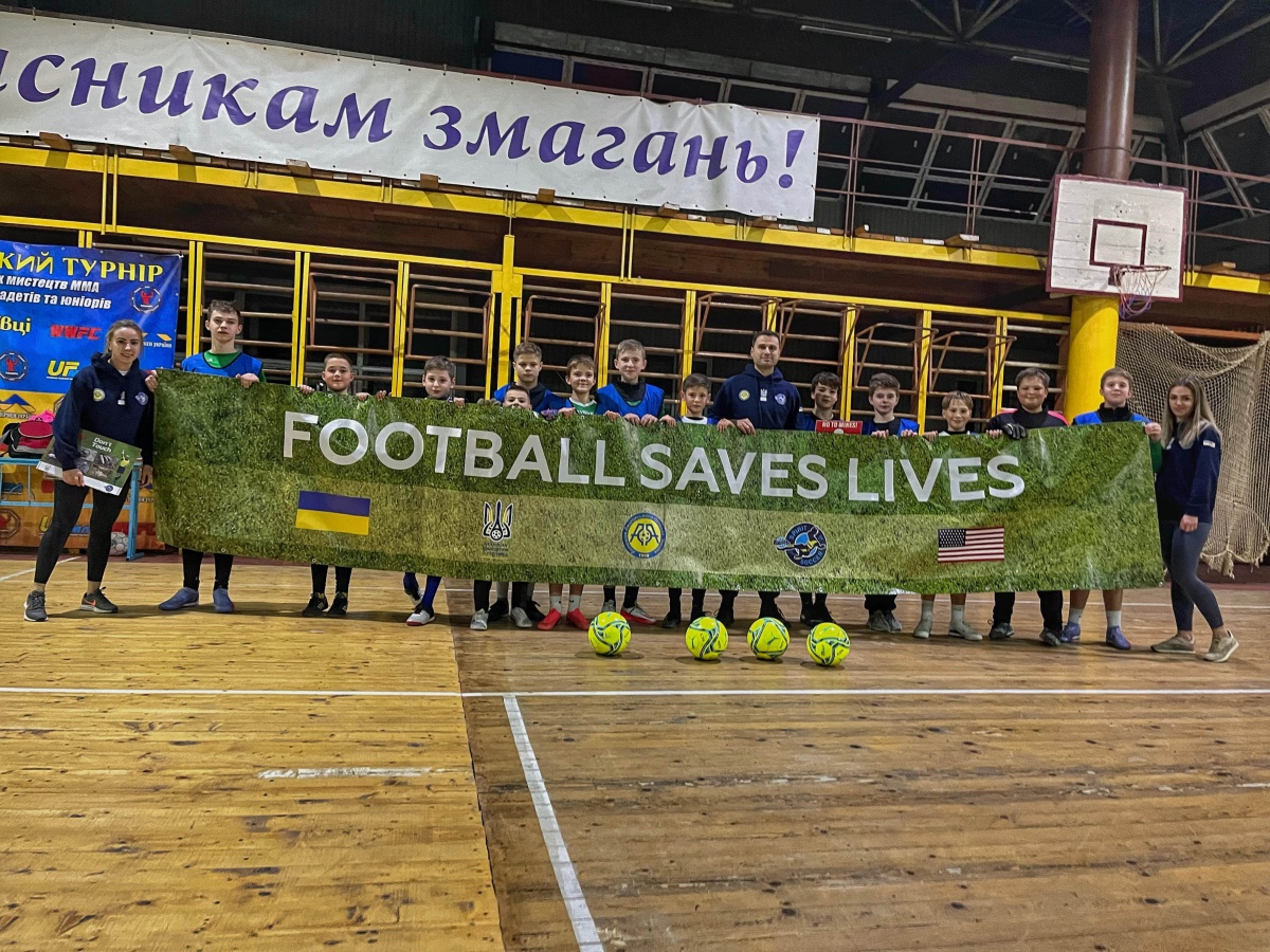 Міжнародна програма Spirit of Soccer: футбольні уроки з мінної безпеки крокують регіонами України