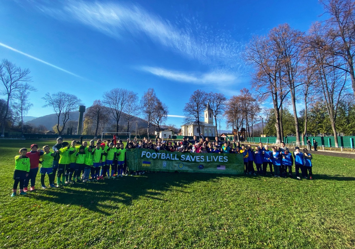 Міжнародна програма Spirit of Soccer: футбольні уроки з мінної безпеки крокують регіонами України